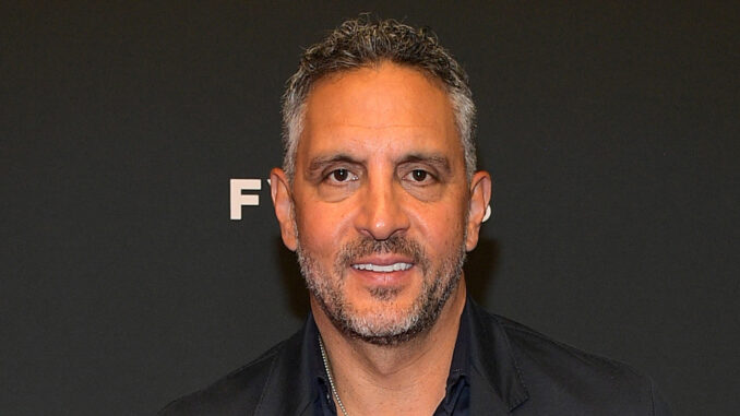 Mauricio Umansky Spotted Kissing Mystery Blonde Woman One Year After Kyle Richards Split | kyle richards, Mauricio Umansky | Just Jared: Celebrity News and Gossip